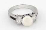 Кольцо из серебра с жемчугом белым и фианитами шар 8 мм 29755