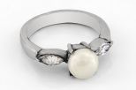 Кольцо из серебра с жемчугом белым и фианитами шар 7 мм 29762