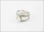 Кольцо из серебра с жемчугом белым и фианитами шар 6 мм 29775