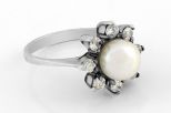 Кольцо из серебра с жемчугом белым и фианитами шар 8 мм 37701