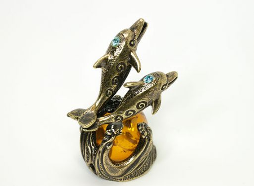 Сувенир янтарь дельфины из бронзы и янтаря.