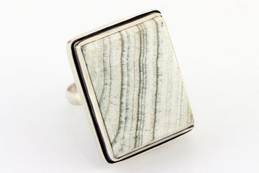 Серебряное кольцо с скарном 65110 купить в магазине Самоцветы мира